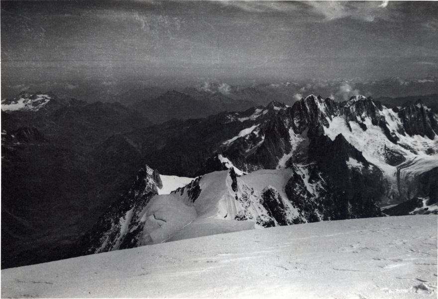 Vue du sommet du Mont Blanc: Aiguille Verte, Les Droites, Les Courtes; plus bas, le Mont Maudit
