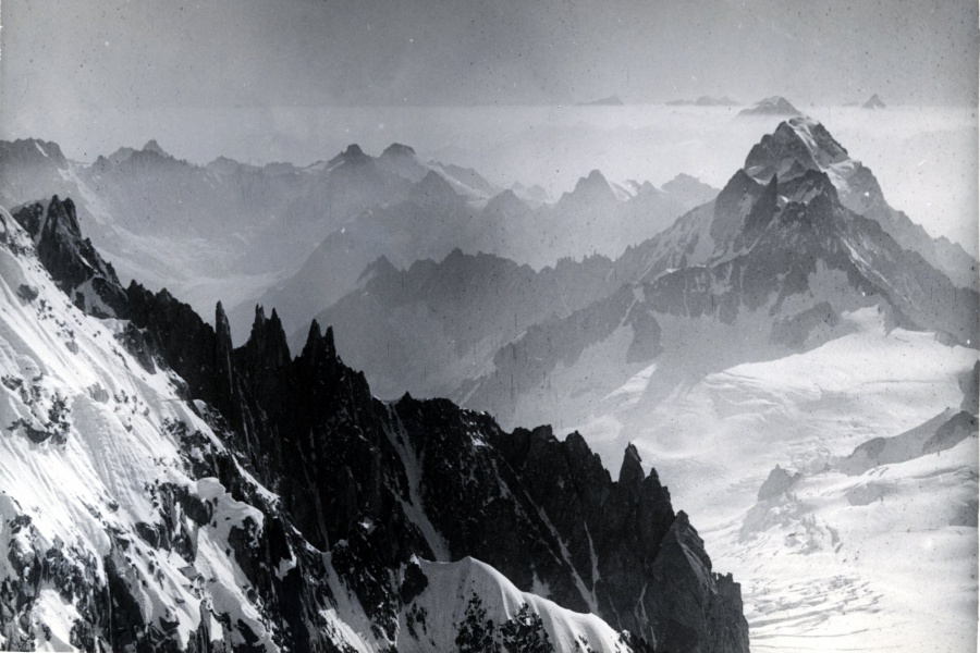 Les Aiguilles du Diable; les Grandes Jorasses