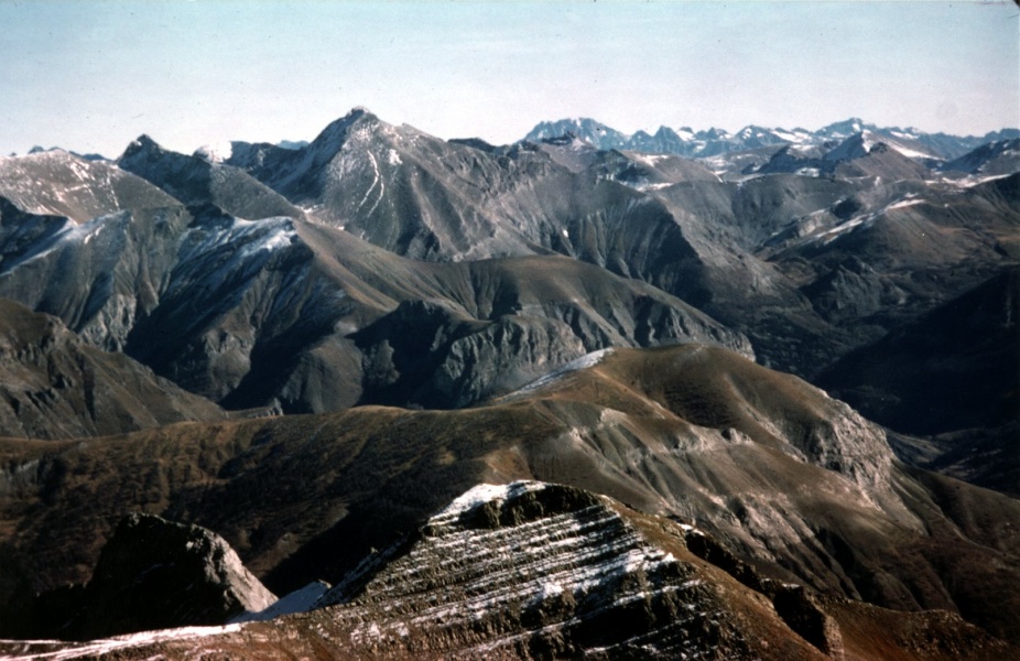 (Pla) Vue de la Sche vers l'Est; le Jas du chamois - le Mont Pelat - au fond: la Lombardie (Mont Malinvern) (en fait, le Pimont)