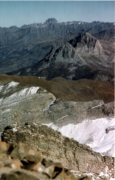 (Santron Me Lan) Vue de la Tte de l'Estrop: le Pain de Sucre - le Chapeau de Gendarme - au fond: la Tte de Mose 3104 m