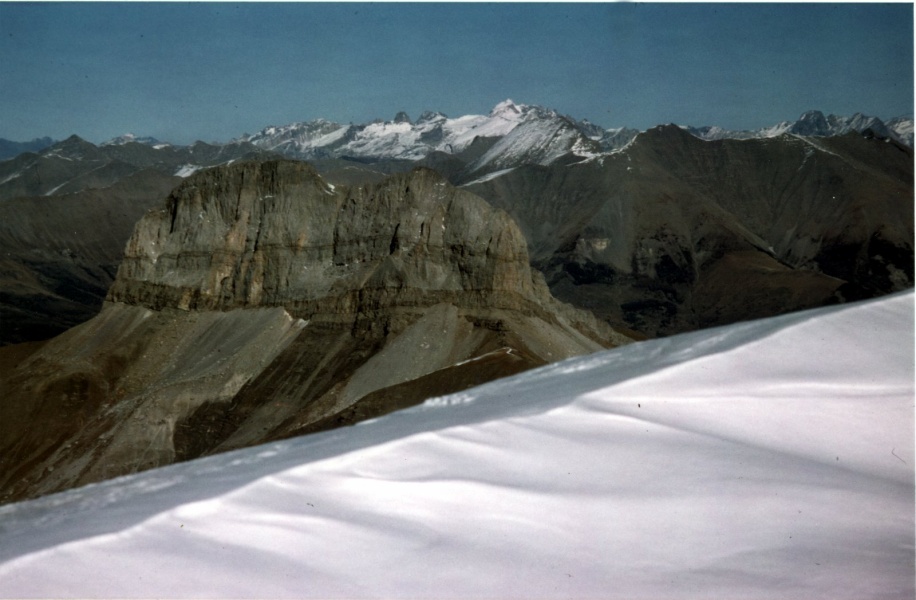 (Font Sancte) Vue de la Tte de l'Estrop: la Grande Solane 2909 m - au fond: le Grand Brard