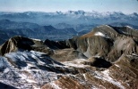 (Galbre Roche close) Vue vers le Nord-Ouest de la Sche. Au loin: aiguilles de Jarjatte - Pic de Bure - le Dvoluy