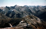 (Pla) Vue de la Sche vers l'Est; le Jas du chamois - le Mont Pelat - au fond: la Lombardie (Mont Malinvern) (en fait, le Pimont)
