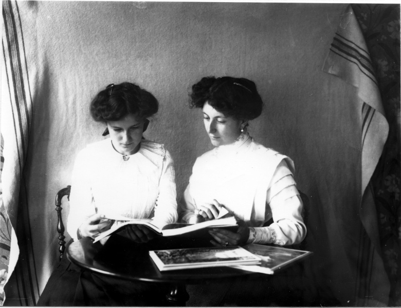 1904: Genevive, Toinon