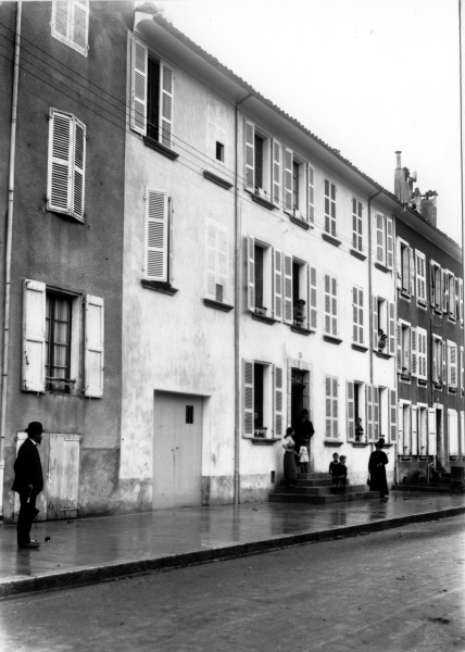 Digne, 1912, 17 alle des Fontainiers: Zo (fentre de gauche), Joseph (pas de la porte), Yvonne, Jacques et Henri (escalier), lisabeth (trottoir)