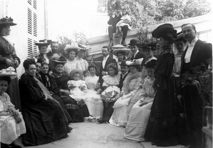 Digne, 1904 (mariage de Louis et Genevive): Franois sur les genous d'lisabeth, Paule sur le mur, Andr en melon, Marie-Thrse et Joseph  droite