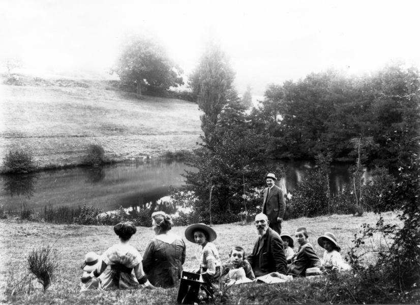 St Privat, 1910: Yvonne, Genevive, X, Jeanne, Y, Z, Jacques, W, Henri; Andr