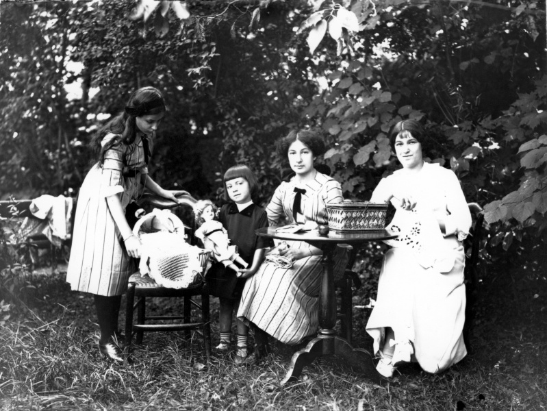Digne, 1914: Paule, Yvonne, Jeanne, Toinon