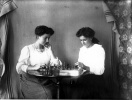 1904: Genevive, Toinon