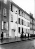 Digne, 1912, 17 alle des Fontainiers: Zo (fentre de gauche), Joseph (pas de la porte), Yvonne, Jacques et Henri (escalier), lisabeth (trottoir)