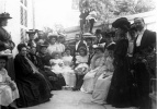 Digne, 1904 (mariage de Louis et Genevive): Franois sur les genous d'lisabeth, Paule sur le mur, Andr en melon, Marie-Thrse et Joseph  droite