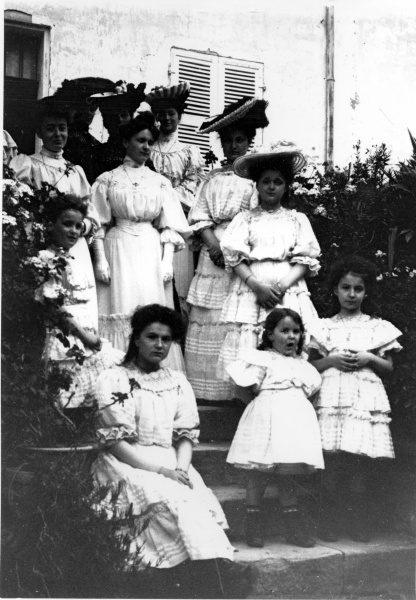 1904, avant le mariage de Louis et Genevive: Marie-Louise, Paule, Jeanne; Toinon, Marguerite; autres