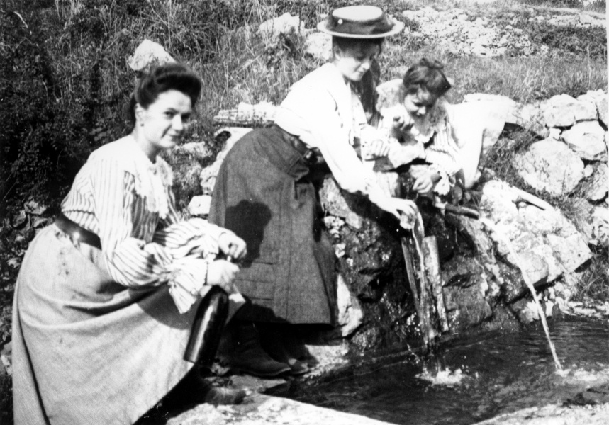 Fontaine de Cousson, 1905: Marie-Louise, Genevive, Marguerite