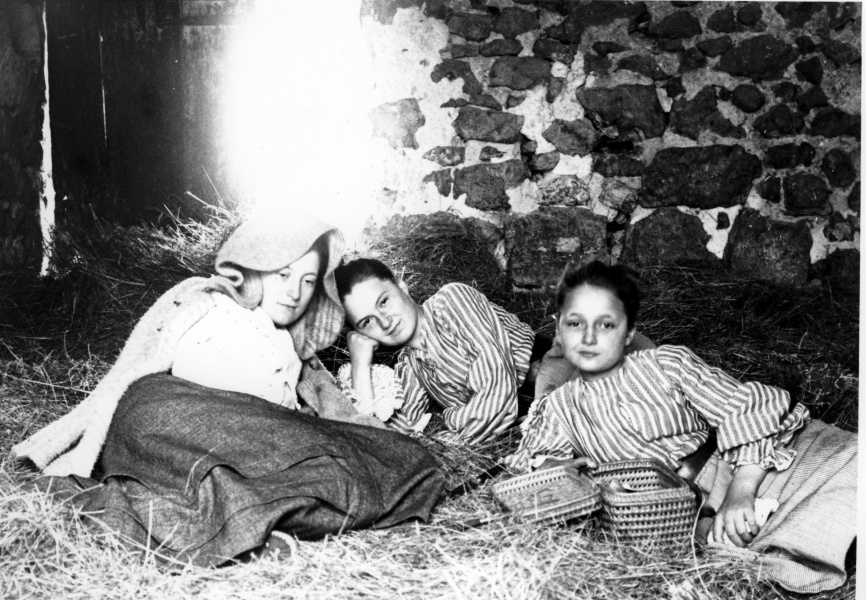 Grange de la maison forestire de Cousson, 1905: Genevive, Marie-Louise, Marguerite