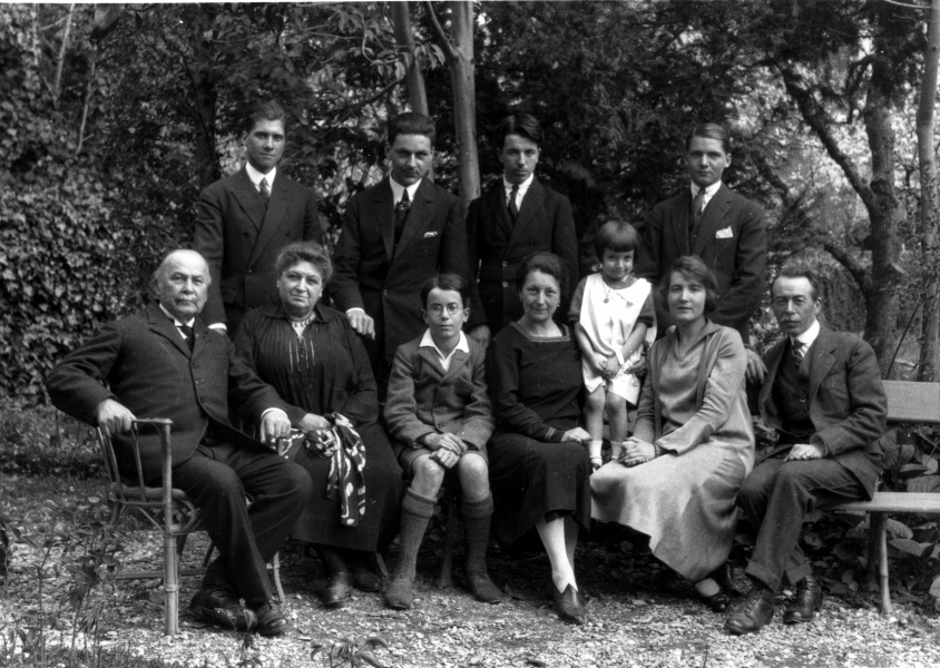 Chez les du Chaffaut, 1926: Joseph, lisabeth, Pierre, Genevive, Michel, Sybille, Louis; X, Franois, Henri, Y