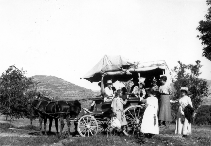 Vouage au Chaffaut, 1918: Genevive, Sybille, Jacques, Toinon, Mme du Chaffaut et autres