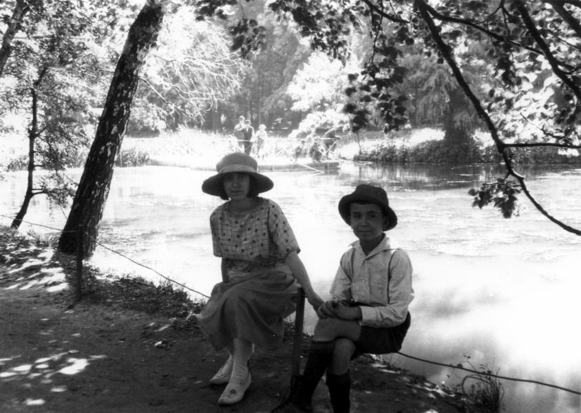 Lyon, parc de la Tte d'or, 1924: Yvonne, Pierre