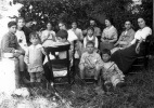 Chez les du Chaffaut, 1918: X, Pierre, Henri, Y, Jacques; Sybille, Genevive, Toinon, Mme du Chaffaut, Yvonne, M. du Chaffaut, Jeanne, Franois, Paule
