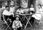 Prs de Viviers, 1917: Jacques; X, Yvonne, Henri, Genevive, Pierre et autres