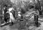 1922: Yvonne, Genevive, Michel, Pierre; au fond  droite, Henri