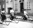Digne, 1915: Genevive, Jeanne, Toinon; sur le perron, Zo