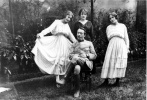 Digne, 1916: Louis et trois amies de Toinon