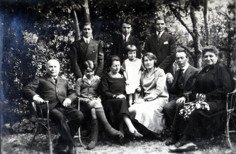 Pques 1926 - Digne: Joseph, Pierre, Genevive, Michel, Sybille du Chaffaut, Louis, lisabeth; Charles du Chaffaut, Henri, Jules du Chaffaut