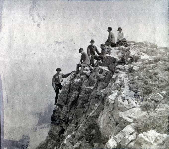 avril 1926 - sommet de Cousson: Jacques; Henri, Pierre; Joseph, X; X, Jeanne