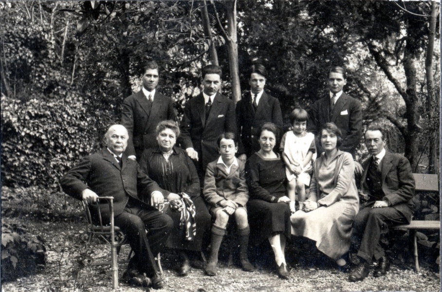 4 avril 1926 - Digne: Jpseph, lisabeth, Pierre, Genevive, Michel, Sybille du Chaffaut, Louis; Charles du Chaffaut, Franois, Henri, Jules du Chaffaut