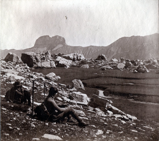aot 1927 - Plateau suprieur des Eaux tortes: Jacques, Henri; au fond, Solane