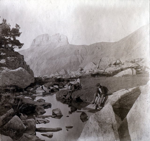 aot 1927 - Plateau suprieur des Eaux tortes: Henri, Jacques; au fond, Solane