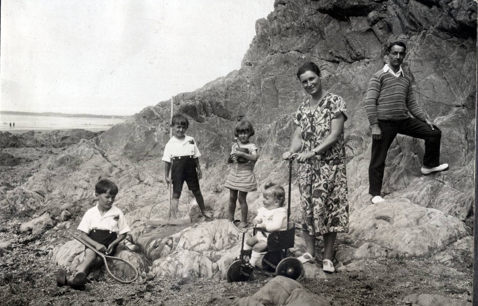 Carolles, 1928: Paul, Bernard, Monique et Franois Mugel, Toinon, Robert Mugel