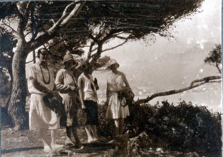 septembre 1929 - Monaco: Paule, Genevive, X, X