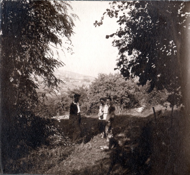 Pques 1930 - Entre Duerne et St Martin: Henri, Genevive, Pierre