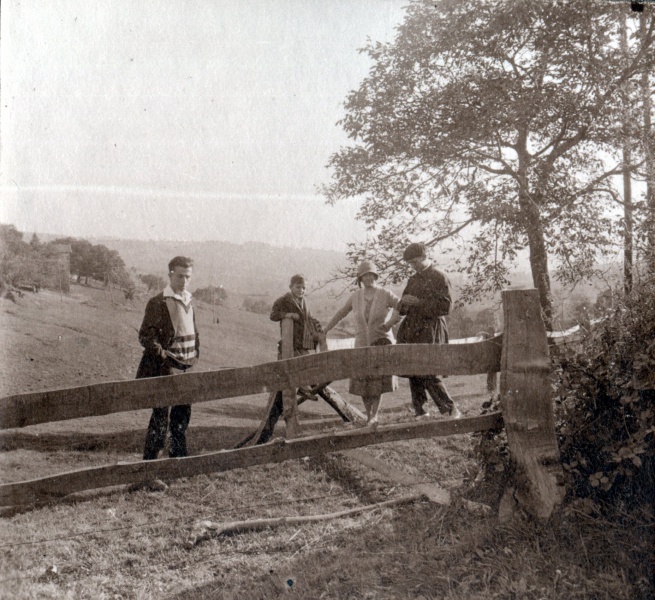 Pques 1930 - Entre Duerne et St Martin: Henri, Michel, Genevive, X