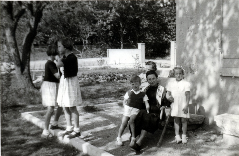 Aix, 22 avril 1951 : Anne, Catherine,  Christophe, Genevive, Sylvie ; Madeleine