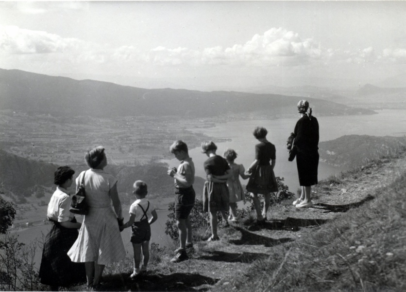 Col de la Forclaz, 14 aot 1951 : X, Madeleine, Christophe, Jrme, Anne, Sylvie, Catherine, Genevive