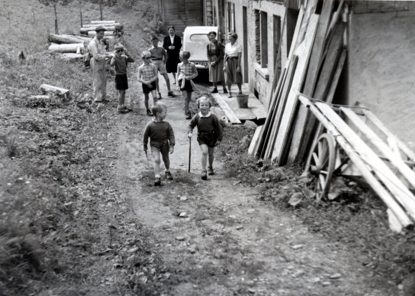 Les Contamines, aot 1951 : Christophe, Sylvie ; Jacques, Jrme, Catherine, Anne, X, Madeleine ; Vincent, Genevive