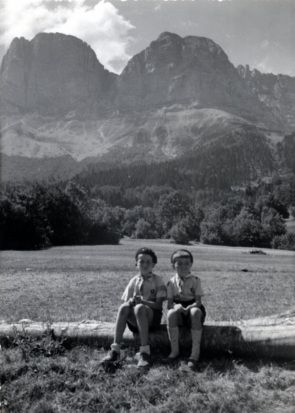 Col de l'Arzelier, 18 juillet 1952 : Olivier, Nicolas ; au fond, les Deux soeurs