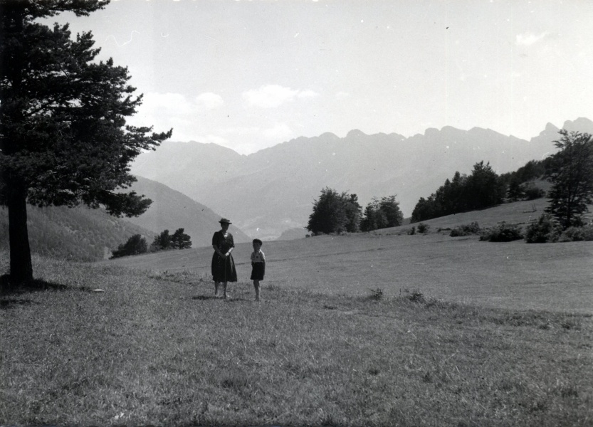 Col de l'Arzelier, 18 juillet 1952 : Genevive, Nicolas ; au fond, le Grand Veymont