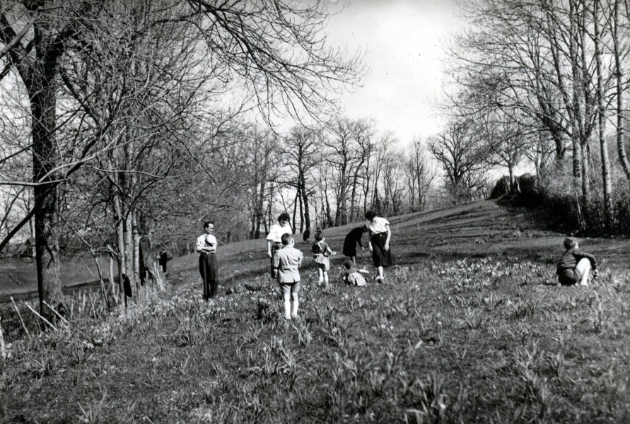 Campagne prs de Grenoble, printemps 1952 : Pierre, Irne,