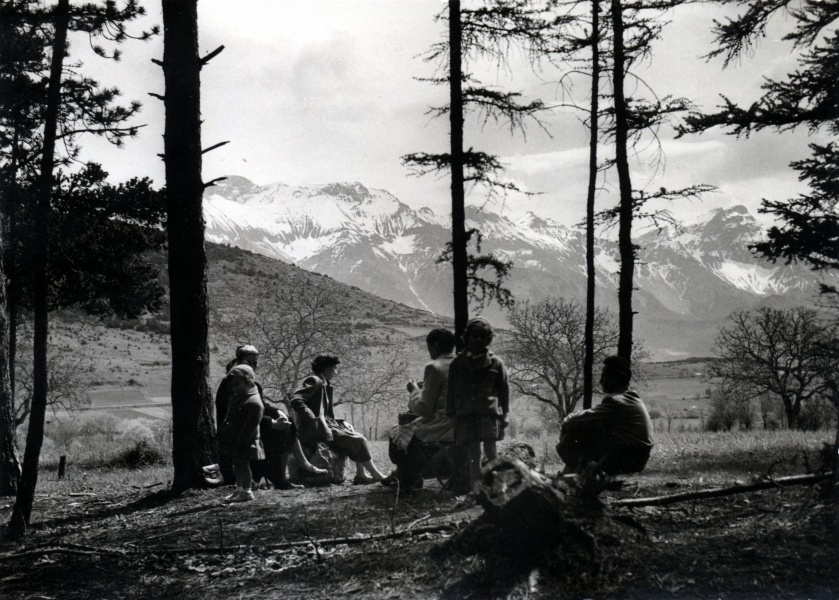 Dans Belledonne, 1er mai 1952 : Agns, Genevive, Jacqueline, X, Isabelle, Pierre