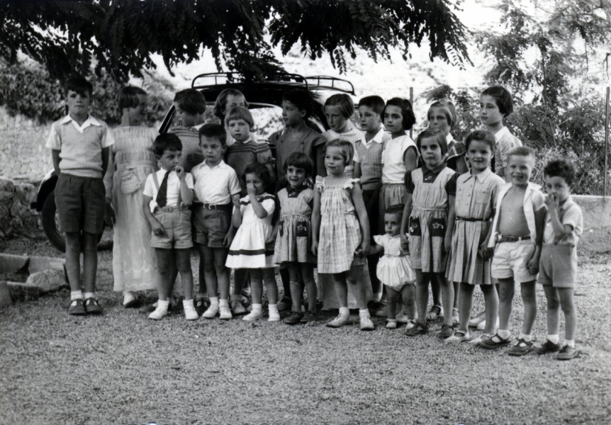 Aix, juin 1952 : communion solennelle d'Anne et Catherine ; tienne, Rmi, Florence, ..., Sylvie, ..., Christophe, ... ; Christian Boileau, Catherine, ..., Anne, ...
