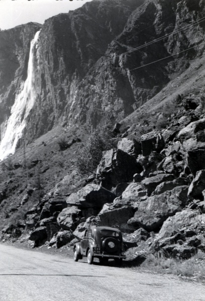 En descendant de La Grave, cascade de la Pisse : la Juvaquatre de Louis et Genevive