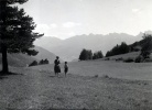Col de l'Arzelier, 18 juillet 1952 : Genevive, Nicolas ; au fond, le Grand Veymont