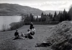 Lac de Paladru, printemps 1952 : Philippe, Isabelle, Dominique, Pierre Jr, Irne, Agns, Vincent Jr, Jacqueline ; Genevive