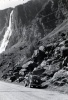En descendant de La Grave, cascade de la Pisse : la Juvaquatre de Louis et Genevive