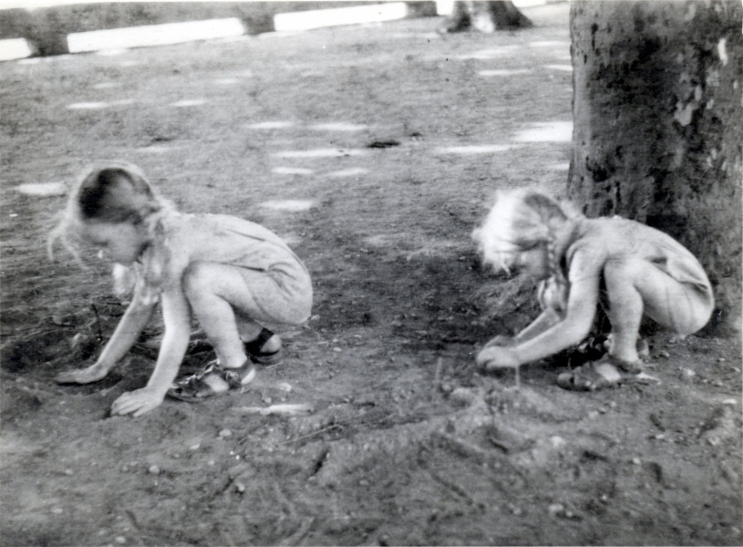Aix, juillet 1945: Anne et Catherine