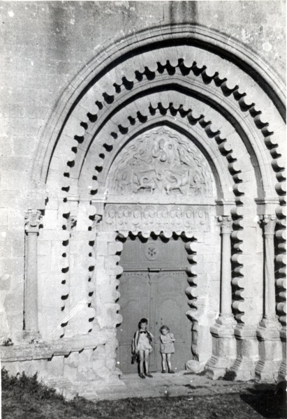 Digne, juin 1945: Portail de Notre-Dame du Bourg - Vincent, Anne