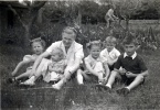 Pques 1946: Anne, Sylvie, Madeleine, Catherine, Jrme, Vincent